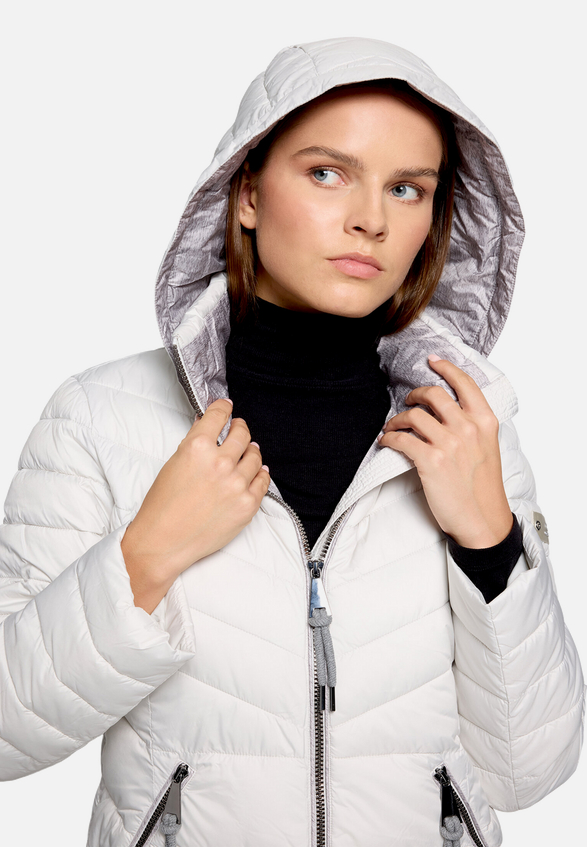 Steppjacke mit abnehmbarer Kapuze / Detailbild