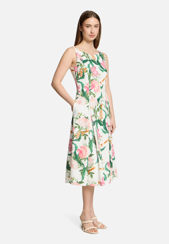 Blumenkleid mit Kellerfalten / Modellfoto Vorderseite (Outfit)