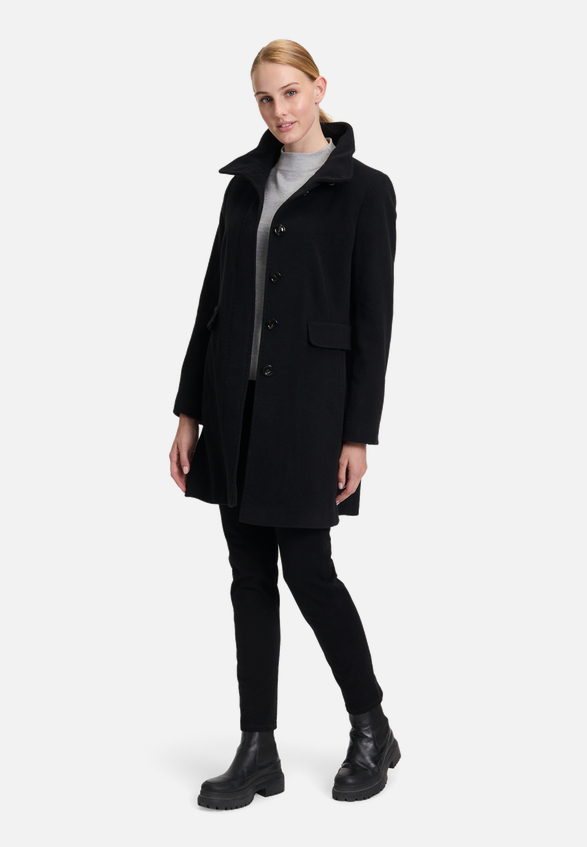 Wollmantel mit Stehkragen / Modellfoto Vorderseite (Outfit)