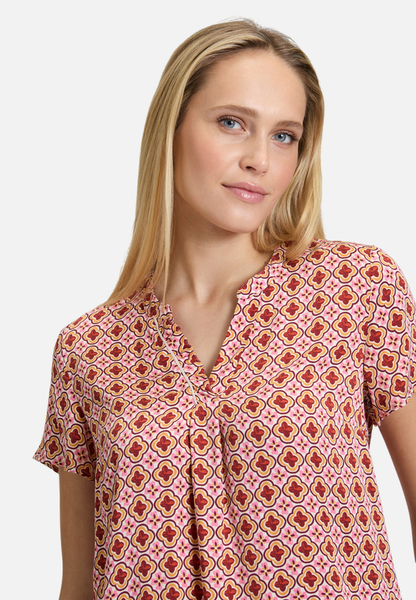 Blusenshirt mit Rüschen / Detailbild