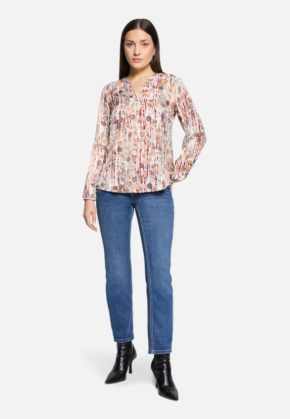 Blusenshirt mit Muster / Modellfoto Vorderseite (Outfit)