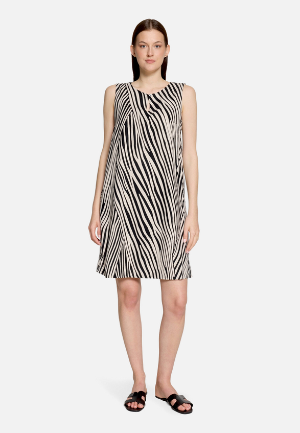 Leinenkleid ohne Arm / Modellfoto Vorderseite