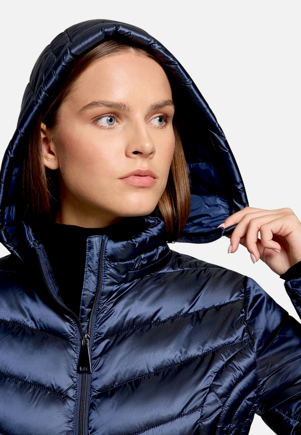 Outdoorjacke mit abnehmbarer Kapuze / Detailbild