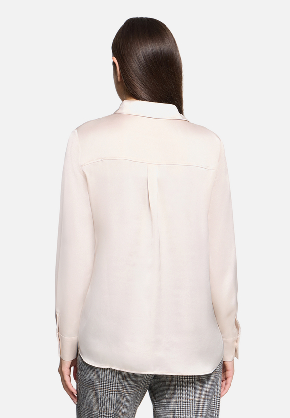 Hemdbluse langarm / Modellfoto Rückseite