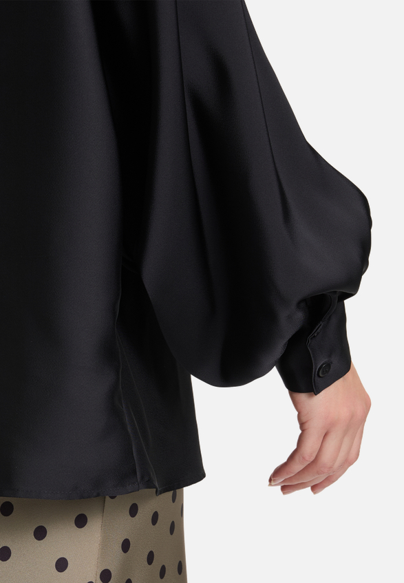 Satin-Bluse mit Kragen / Detailbild