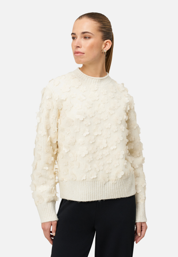 Pullover mit 3D Blüten / Modellfoto Vorderseite