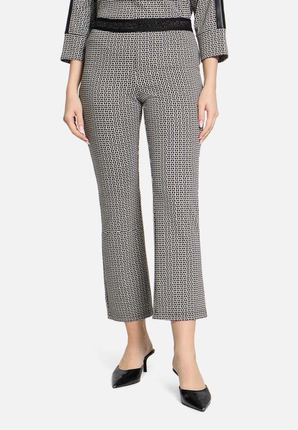 Schlupfhose Slim Fit / Modellfoto Vorderseite