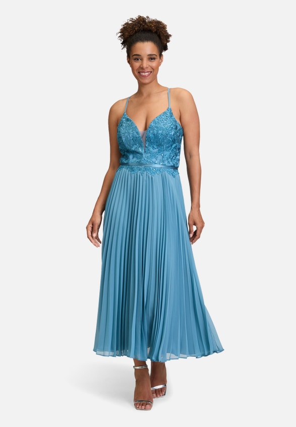 Abendkleid mit Stickerei / Modellfoto Vorderseite