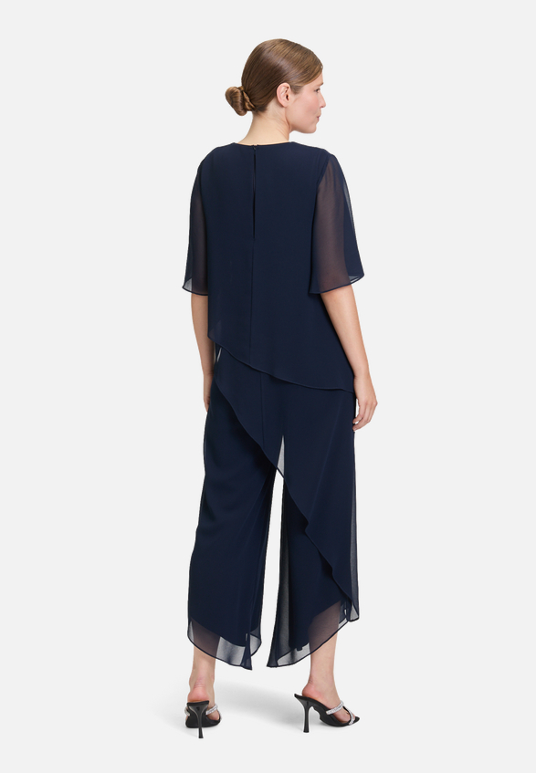 Jumpsuit mit Stufen / Modellfoto Rückseite