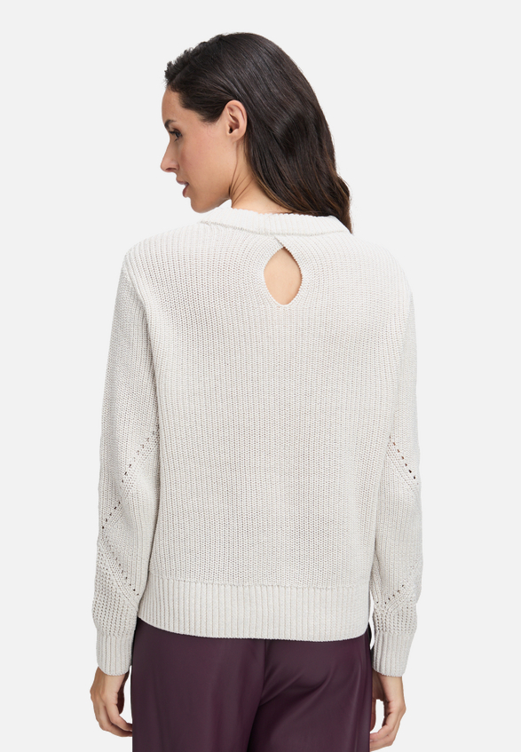 Strickpullover mit Lurexfaden / Modellfoto Rückseite