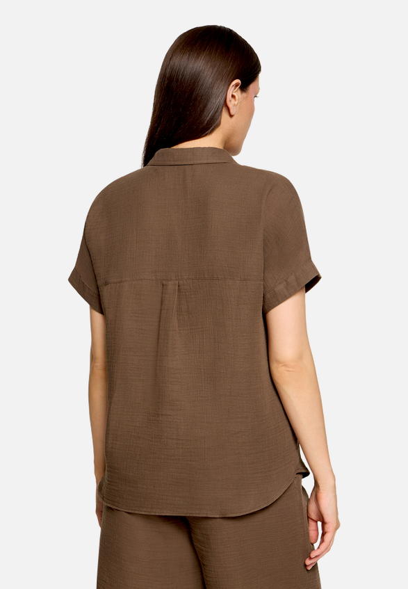 Hemdkragenbluse  mit Knopfleiste  / Modellfoto Rückseite