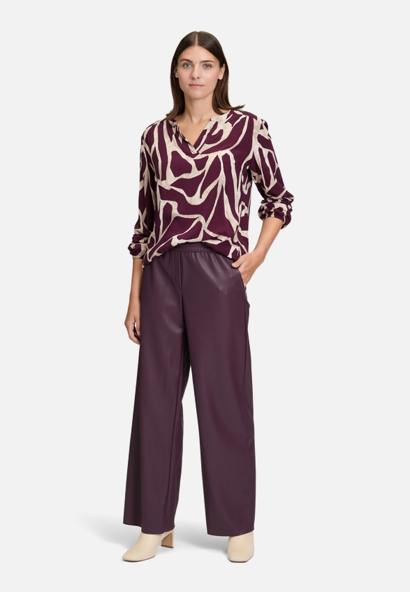 Schlupfbluse mit Print / Modellfoto Vorderseite (Outfit)