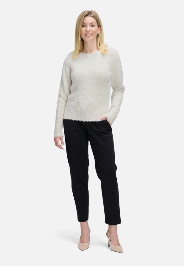 Strickpullover mit V-Ausschnitt / Modellfoto Vorderseite (Outfit)
