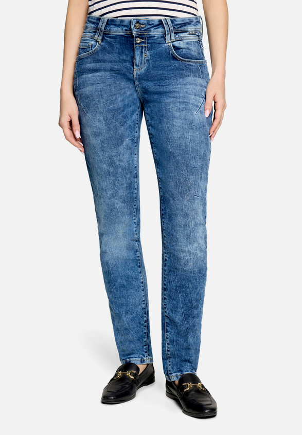 Boyfriend-Hose mit Nieten / Modellfoto Vorderseite