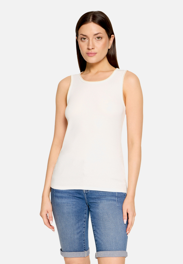Basic-Top mit Rundhalsausschnitt / Modellfoto Vorderseite