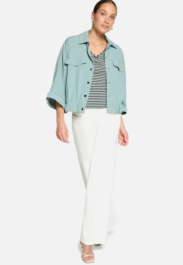 Blouson mit Knopfleiste / Modellfoto Vorderseite (Outfit)