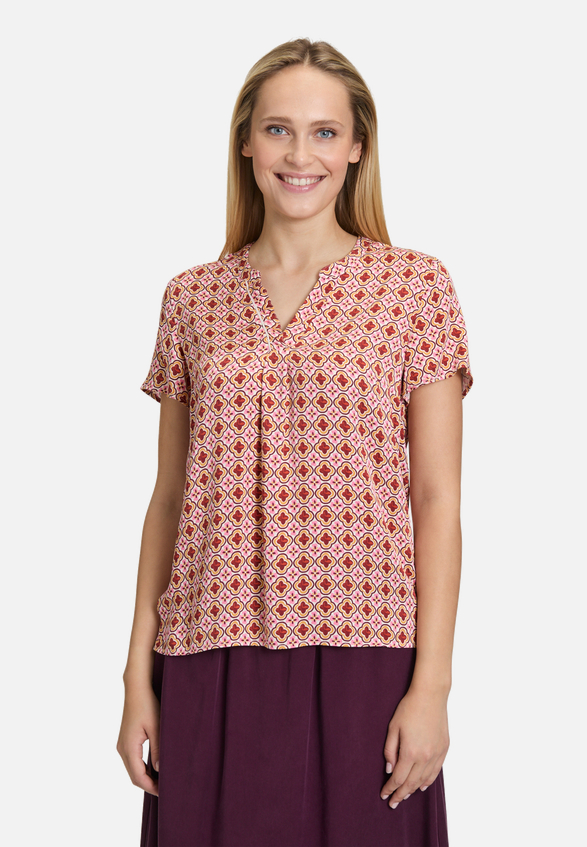 Blusenshirt mit Rüschen / Modellfoto Vorderseite