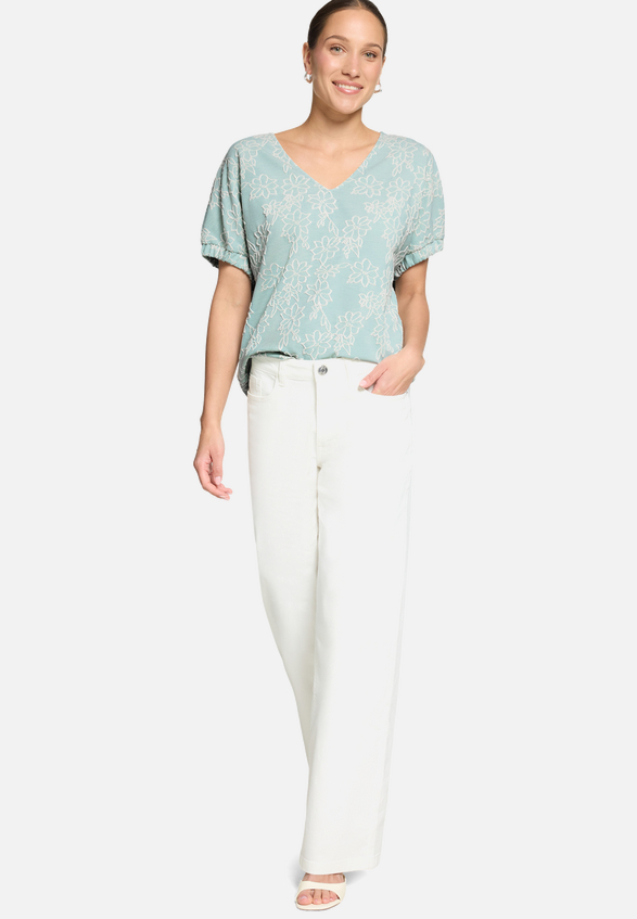 Shirt mit Blumen-Stickerei / Modellfoto Vorderseite (Outfit)