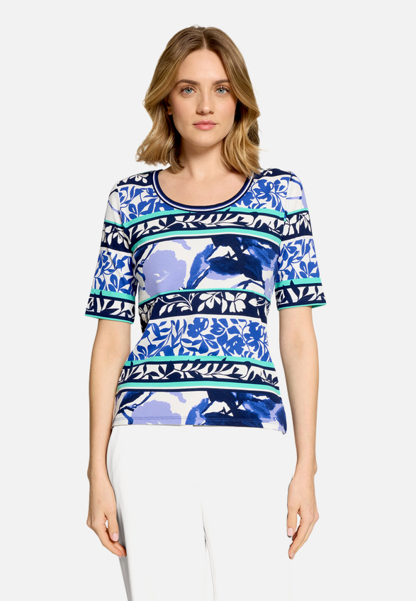 Basic Shirt mit Rippenstruktur / Modellfoto Vorderseite