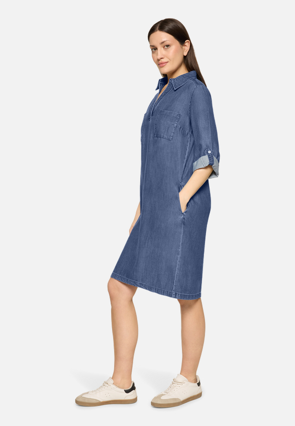 Jeanskleid mit Kragen / Modellfoto Vorderseite (Outfit)