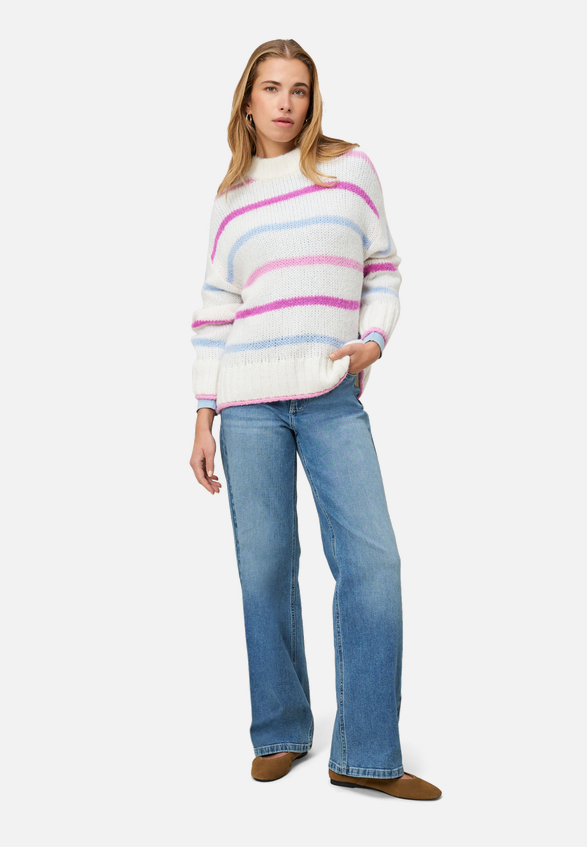 Grobstrickpullover mit Streifen / Modellfoto Vorderseite (Outfit)