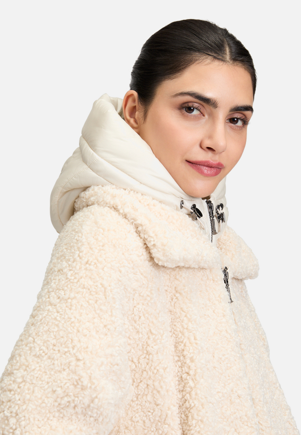 Plüschjacke mit abnehmbarem Westenteil / Detailbild