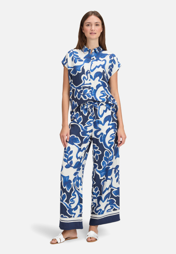 Hemdbluse mit Print / Modellfoto Vorderseite (Outfit)