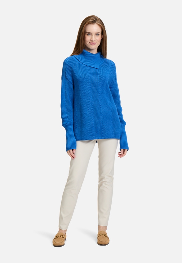 Grobstrick-Pullover mit hohem Kragen / Modellfoto Vorderseite (Outfit)