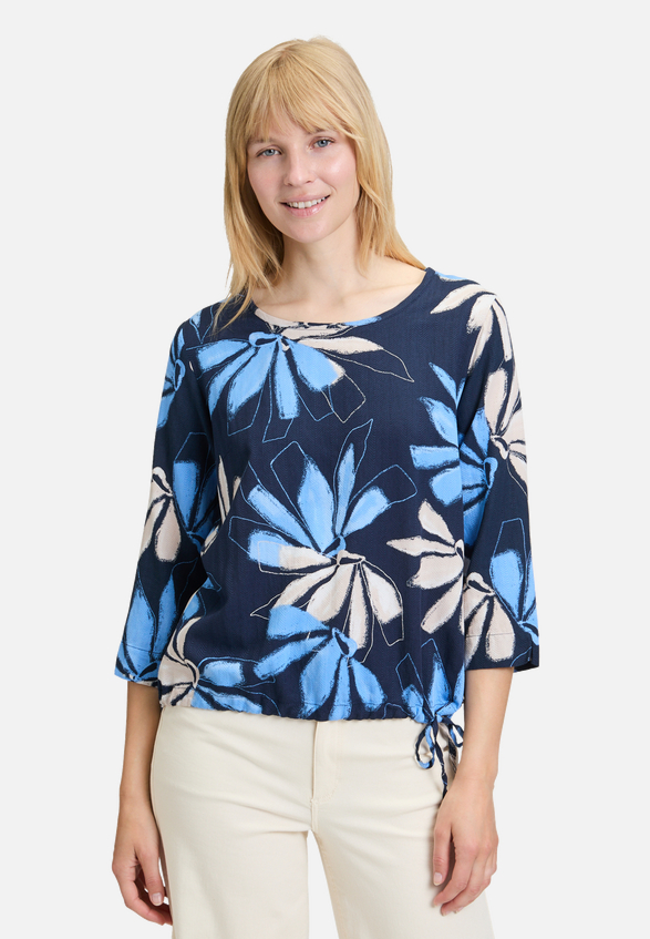 Blusenshirt mit Print / Modellfoto Vorderseite