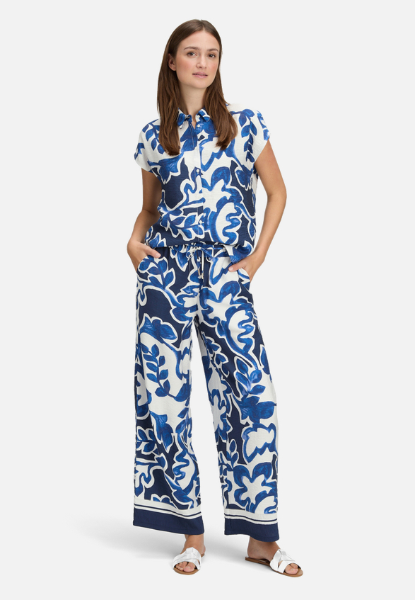Schlupfhose mit Print / Modellfoto Vorderseite (Outfit)