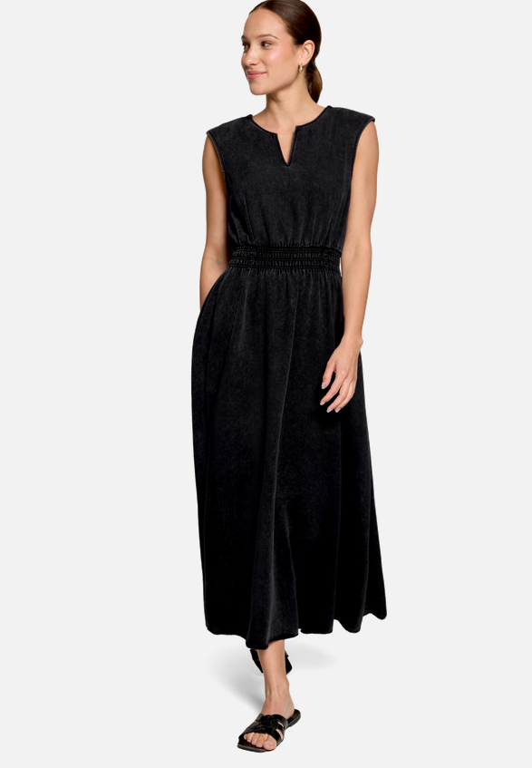 Midikleid mit elastischem Bund / Modellfoto Vorderseite (Outfit)