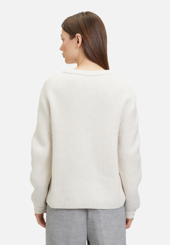 Strickpullover mit Schmuckkanten / Modellfoto Rückseite