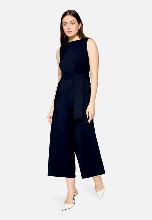 Eleganter Jumpsuit mit Eingrifftaschen / Modellfoto Vorderseite (Outfit)