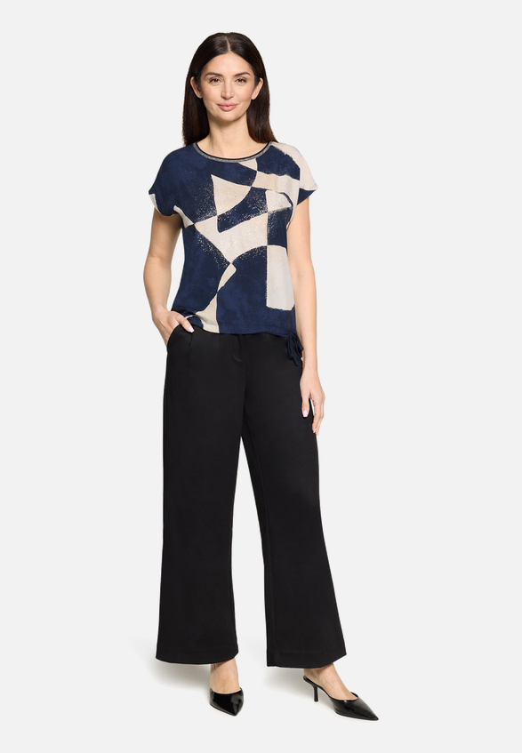 Patchwork-Shirt mit Print / Modellfoto Vorderseite (Outfit)