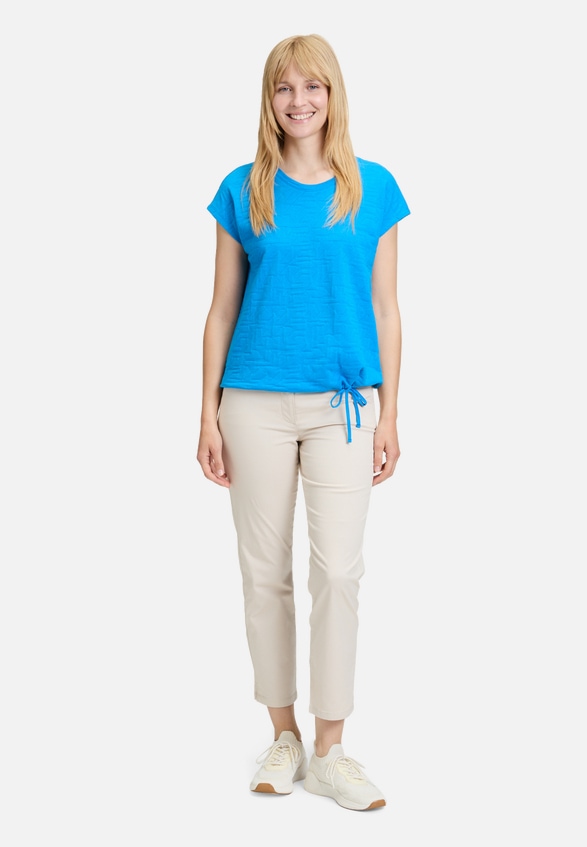 Strukturshirt mit Tunnelzug / Modellfoto Vorderseite (Outfit)