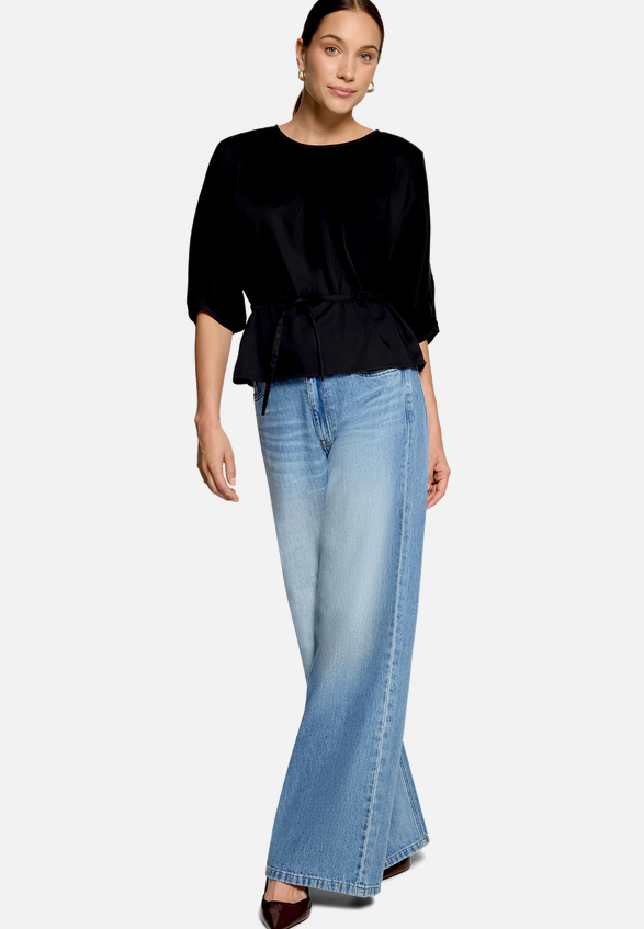 Kurzarm-Bluse mit Bindegürtel / Modellfoto Vorderseite (Outfit)