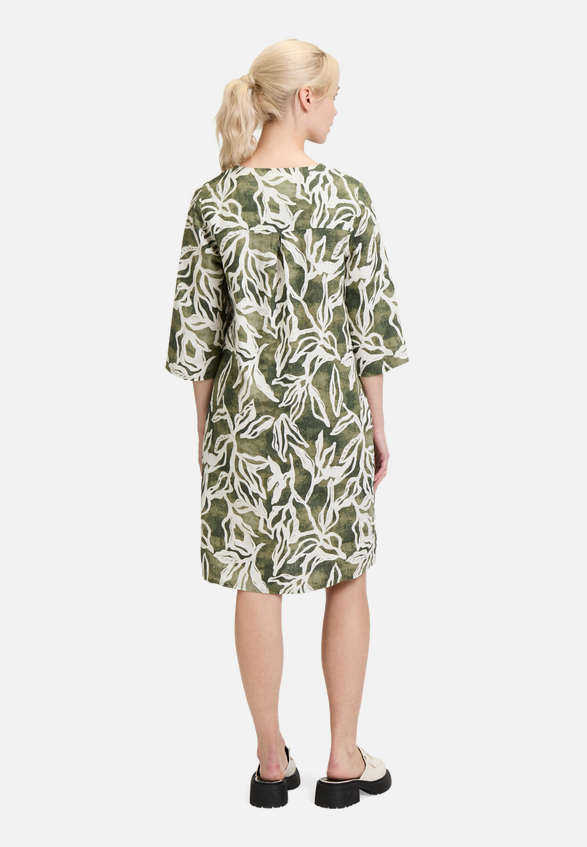 Sommerkleid mit Muster / Modellfoto Rückseite