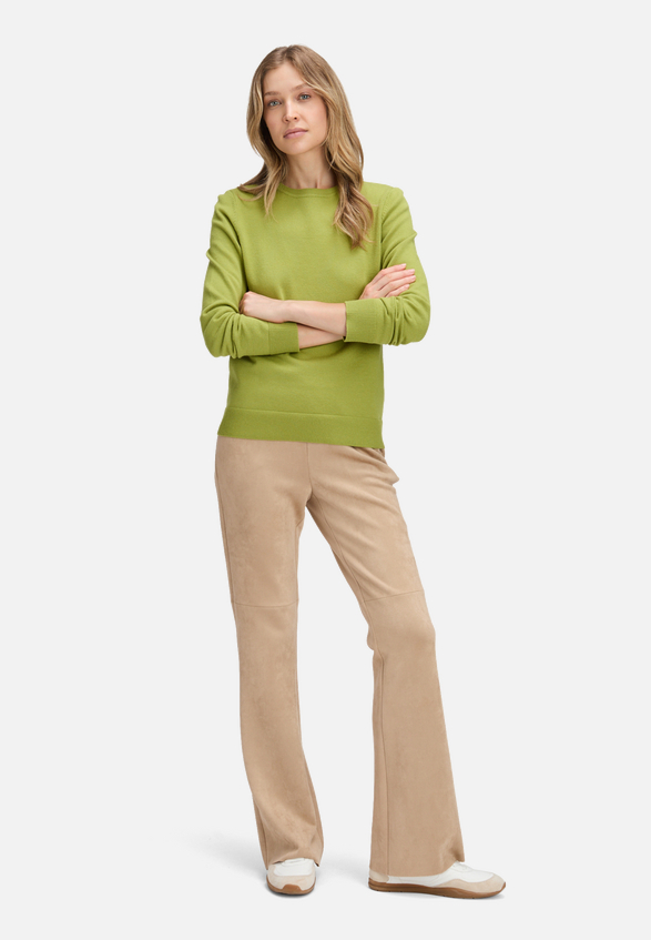 Basic-Strickpullover mit Rundhalsausschnitt / Modellfoto Vorderseite (Outfit)