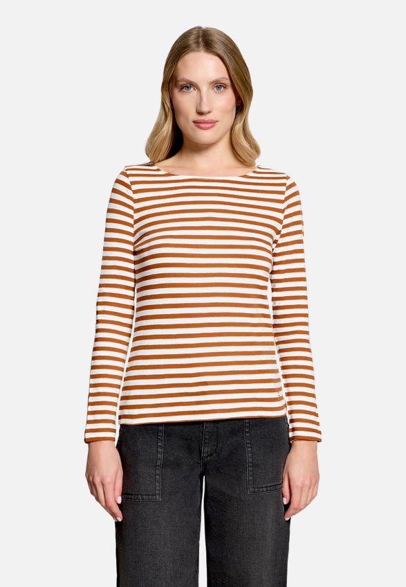 Ringelshirt mit U-Boot-Ausschnitt / Modellfoto Vorderseite
