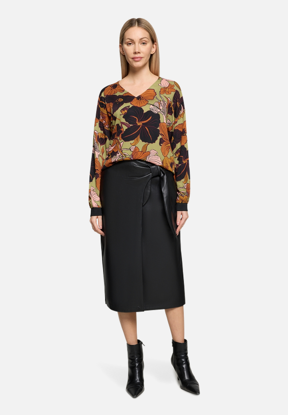 Oversize-Bluse mit Rippbündchen / Modellfoto Vorderseite (Outfit)