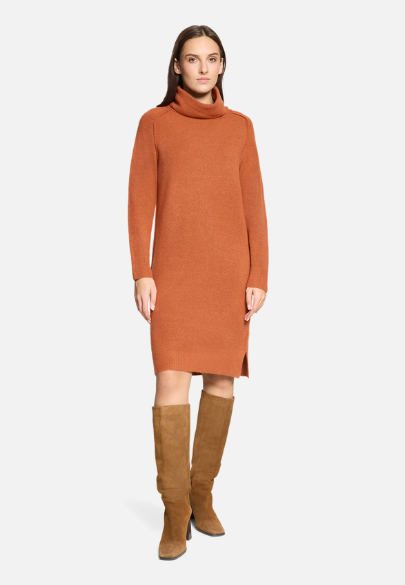 Strickkleid mit Turtle Neck / Modellfoto Vorderseite