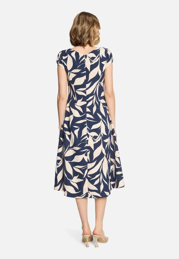 Cocktailkleid mit Aufdruck / Modellfoto Vorderseite (Outfit)