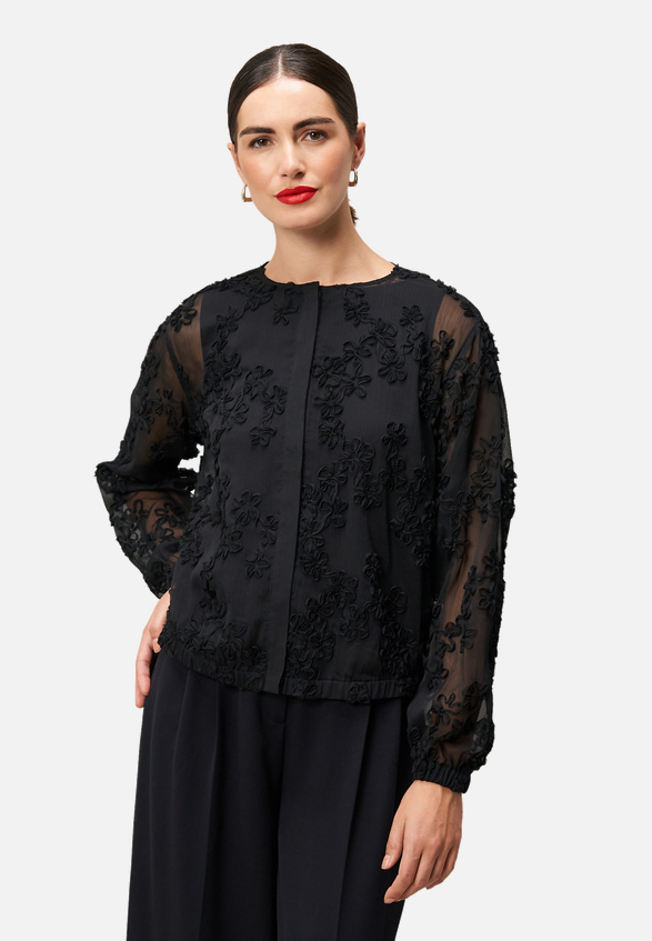 Chiffonbluse mit Blumenmuster / Modellfoto Vorderseite