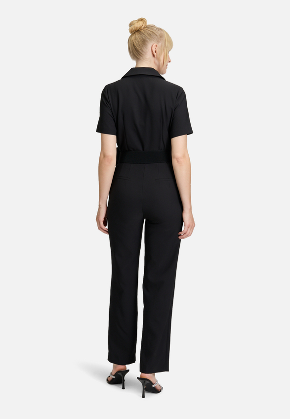 Jumpsuit mit Gürtel / Modellfoto Rückseite