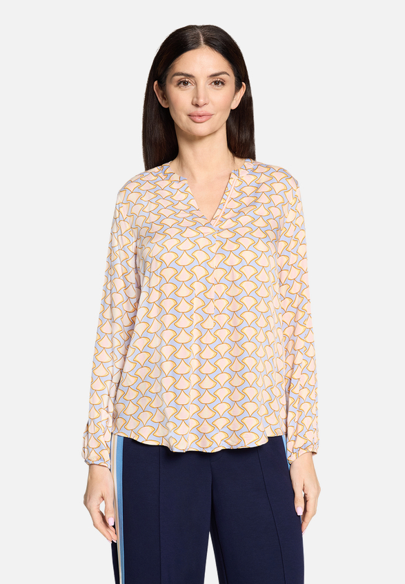 Casual-Bluse mit Muster / Modellfoto Vorderseite