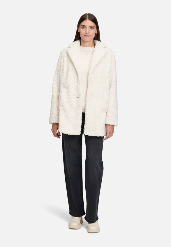 Plüschjacke mit Reverskragen / Modellfoto Vorderseite (Outfit)