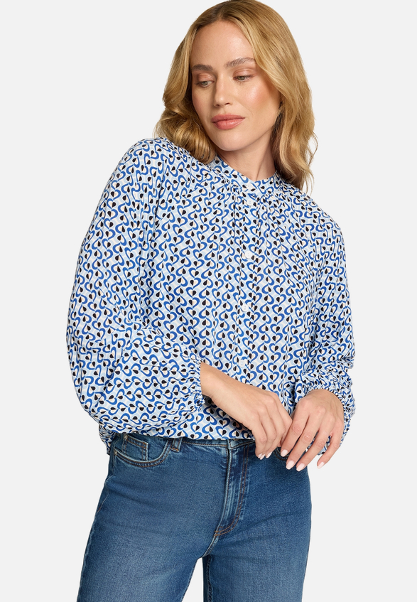 Bluse mit grafischem Print / Modellfoto Vorderseite