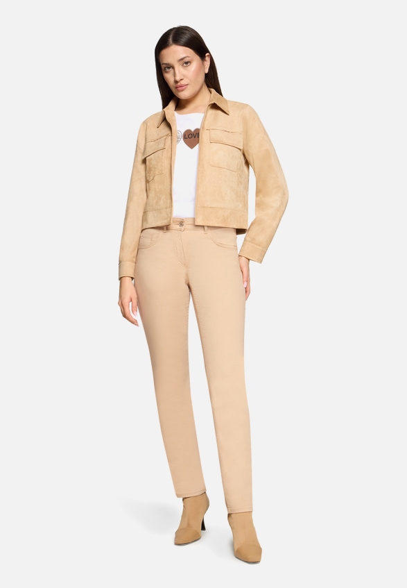 Casual-Hose mit aufgesetzten Taschen / Modellfoto Vorderseite (Outfit)