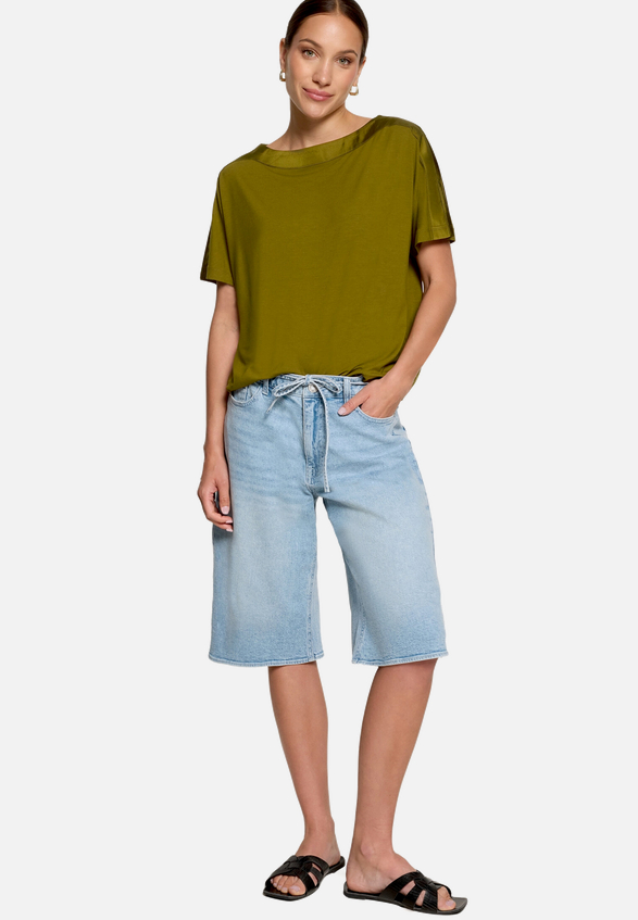 T-Shirt  mit U-Boot Ausschnitt  / Modellfoto Vorderseite (Outfit)