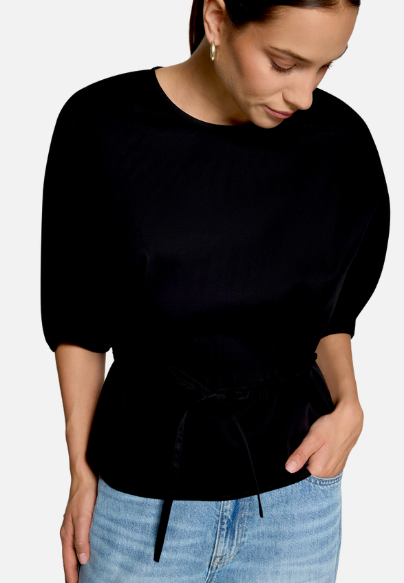 Kurzarm-Bluse mit Bindegürtel / Detailbild